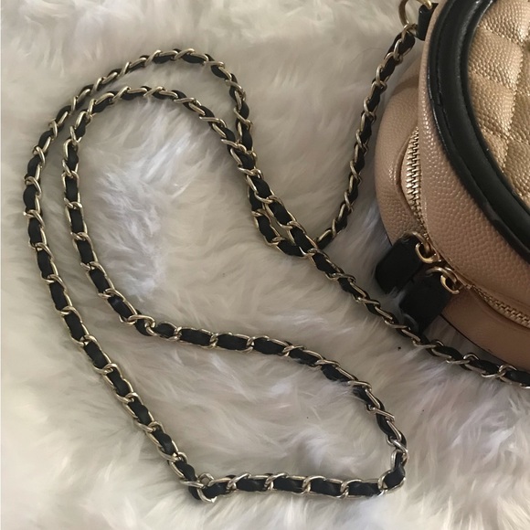 Woman’s Vintages CC Tan Quilted Round Bag *Firm Priced* - Picture 4 of 13